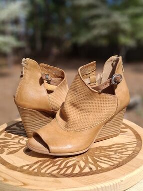 Miz Mooz Tan Leather Wedge Peep Toe Sandals Knox Wheat Size 38/7.5